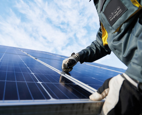 Helfende Hände Mann bei Montage von Solarpanel