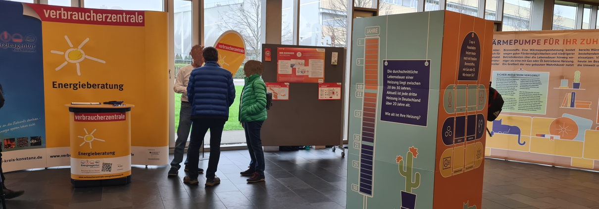 Besucher informieren sich am Wärmepumpen Infotag 2024 zur Energieberatung und energieeffizienten Gebäudesanierung.