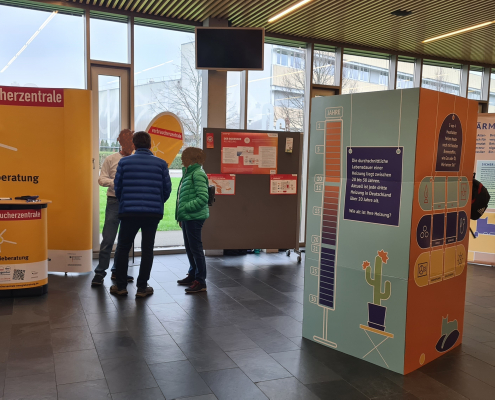 Besucher informieren sich am Wärmepumpen Infotag 2024 zur Energieberatung und energieeffizienten Gebäudesanierung.